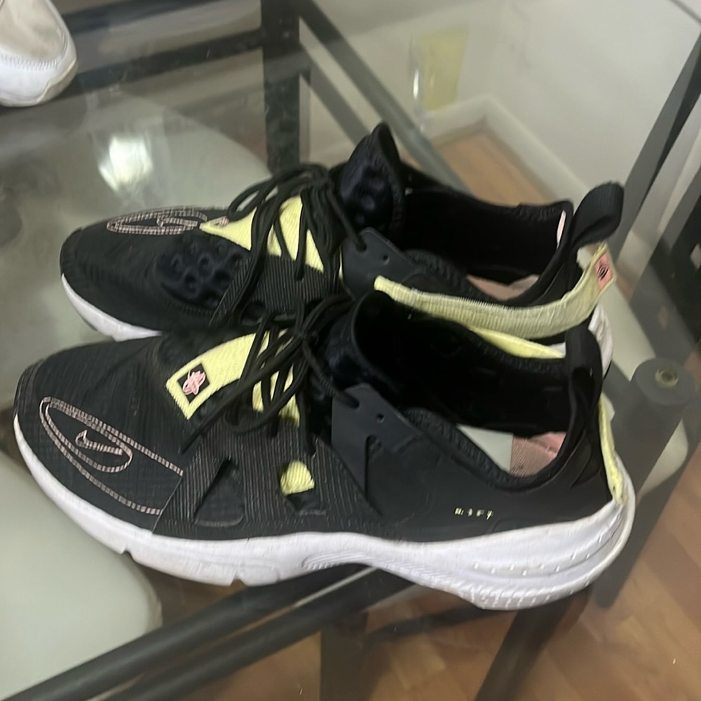 Black Nike huaraches